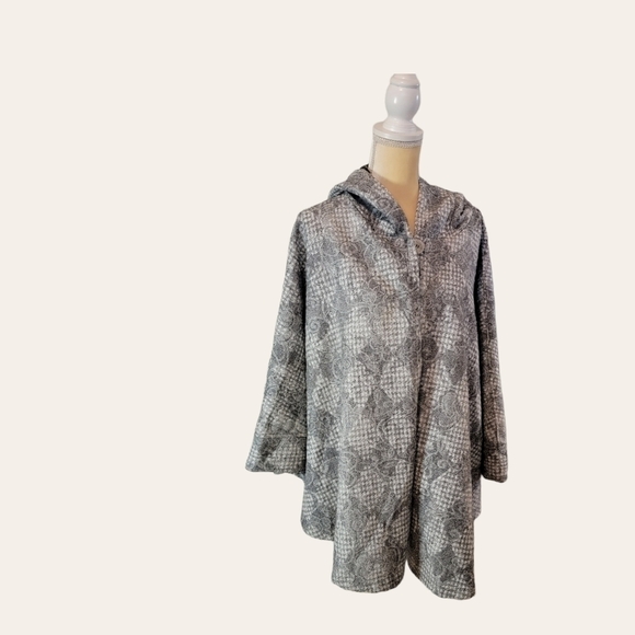 URBANOLOGY Plaid Hooded Cape Sweater Pure Essence Gray Poncho Ruana Size XS T38 - Picture 9 of 11